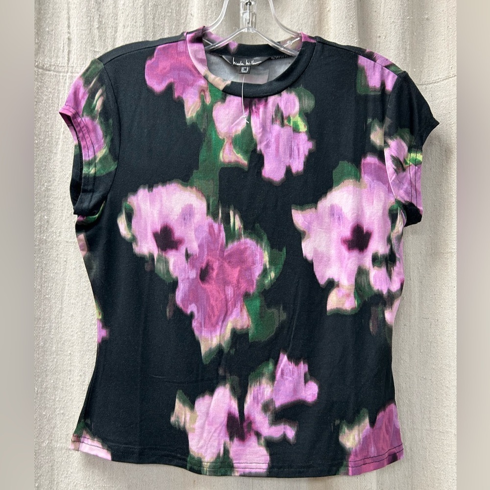 Nicole Miller/ NWT/ Floral top/ size S/ capped sleeves/ fitted floral tee